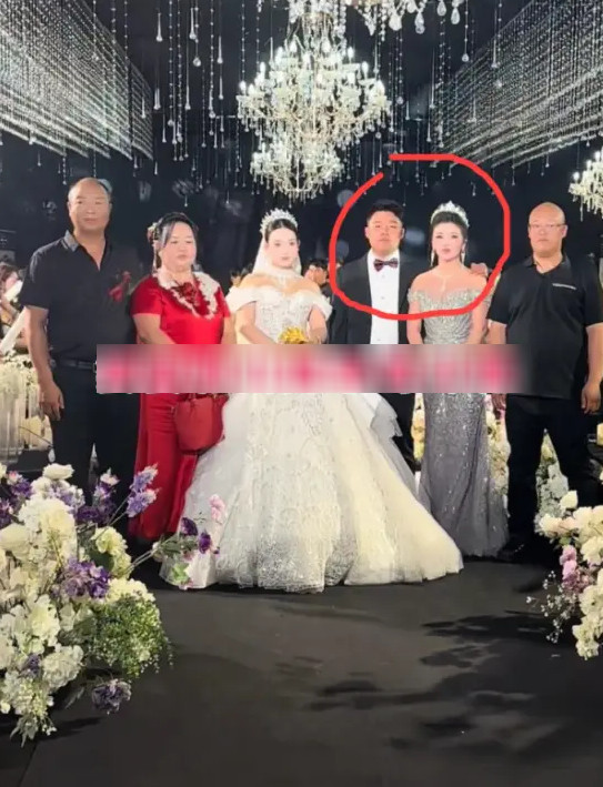 Xuất hiện tại đám cưới con trai, mẹ chú rể diện chiếc váy khiến ai nấy ngán ngẩm- Ảnh 1.