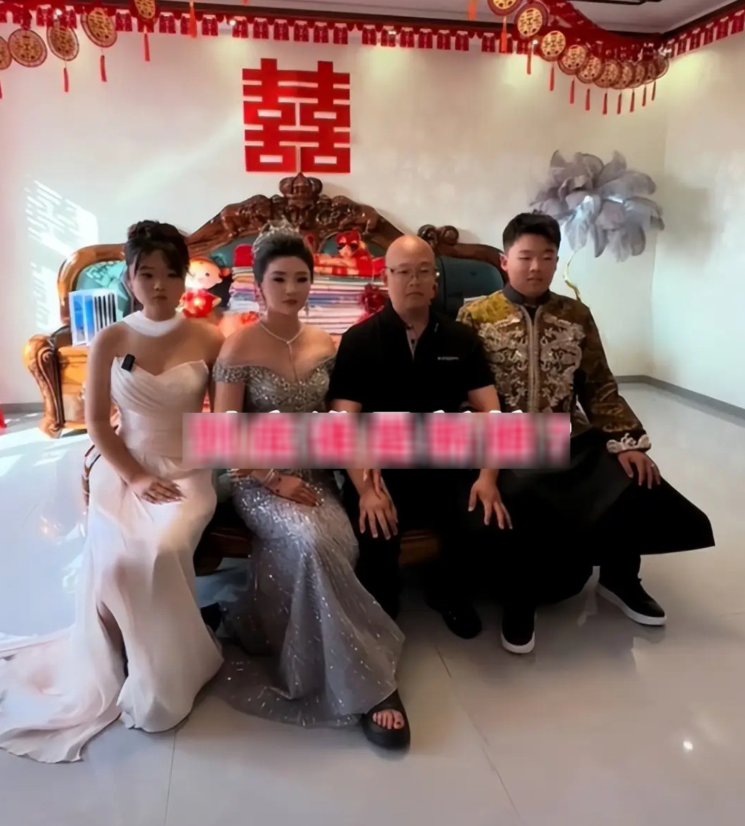 Xuất hiện tại đám cưới con trai, mẹ chú rể diện chiếc váy khiến ai nấy ngán ngẩm- Ảnh 2.