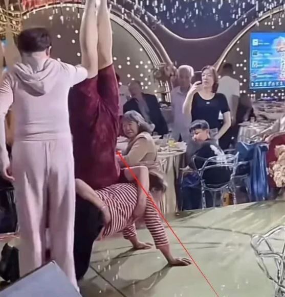 Xuất hiện tại đám cưới con trai, mẹ chú rể diện chiếc váy khiến ai nấy ngán ngẩm- Ảnh 3.