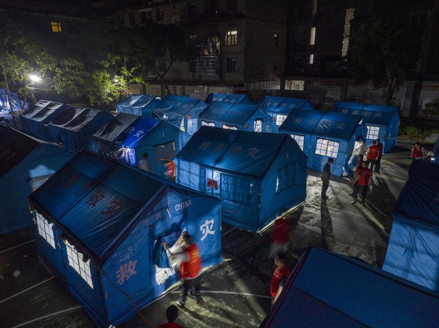 Những hình ảnh khó tin tại Trung Quốc sau trận lũ lịch sử: Khắp nơi bị nhấn chìm trong bùn đất, 6 người thiệt mạng- Ảnh 9. Những hình ảnh khó tin tại Trung Quốc sau trận lũ lịch sử: Khắp nơi bị nhấn chìm trong bùn đất, 6 người thiệt mạng- Ảnh 9.