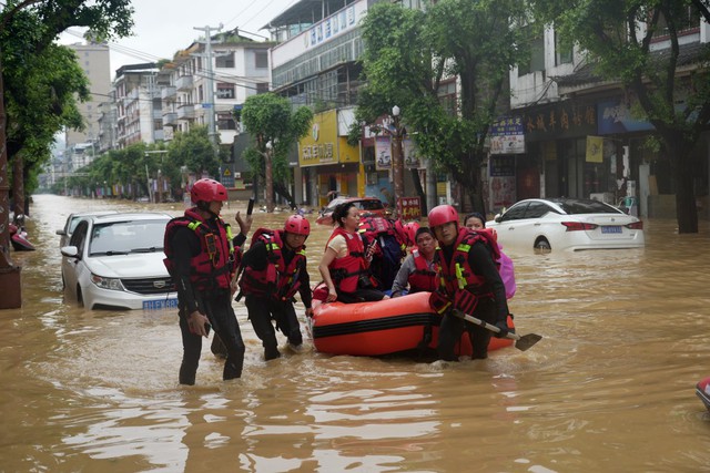Những hình ảnh khó tin tại Trung Quốc sau trận lũ lịch sử: Khắp nơi bị nhấn chìm trong bùn đất, 6 người thiệt mạng- Ảnh 7. Những hình ảnh khó tin tại Trung Quốc sau trận lũ lịch sử: Khắp nơi bị nhấn chìm trong bùn đất, 6 người thiệt mạng- Ảnh 7.