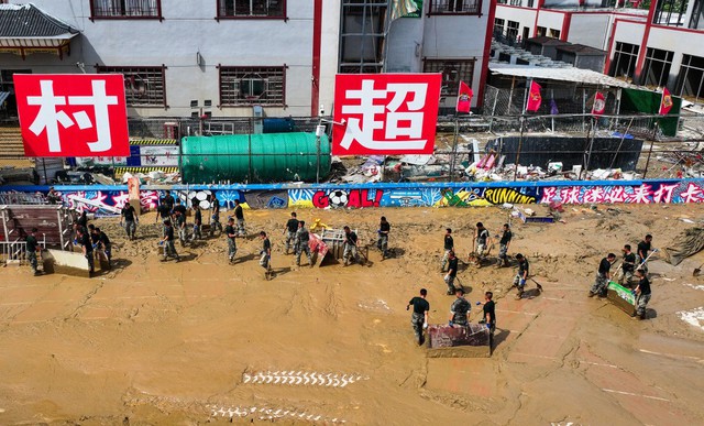 Những hình ảnh khó tin tại Trung Quốc sau trận lũ lịch sử: Khắp nơi bị nhấn chìm trong bùn đất, 6 người thiệt mạng- Ảnh 6. Những hình ảnh khó tin tại Trung Quốc sau trận lũ lịch sử: Khắp nơi bị nhấn chìm trong bùn đất, 6 người thiệt mạng- Ảnh 6.