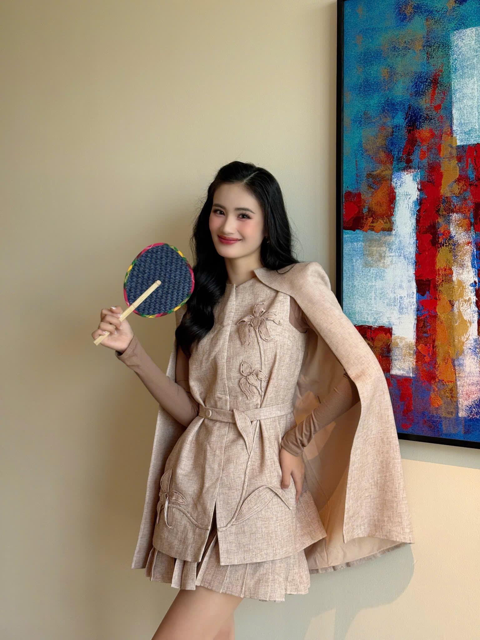 Hoa hậu Ý Nhi mặc trang phục gây