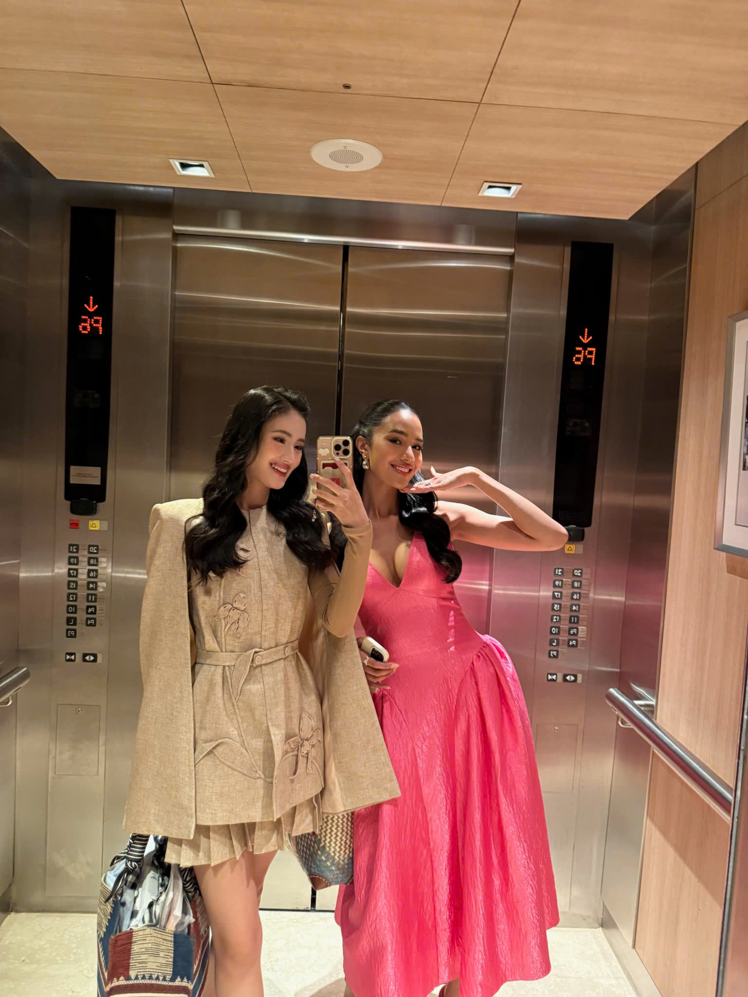 Hoa hậu Ý Nhi mặc trang phục gây