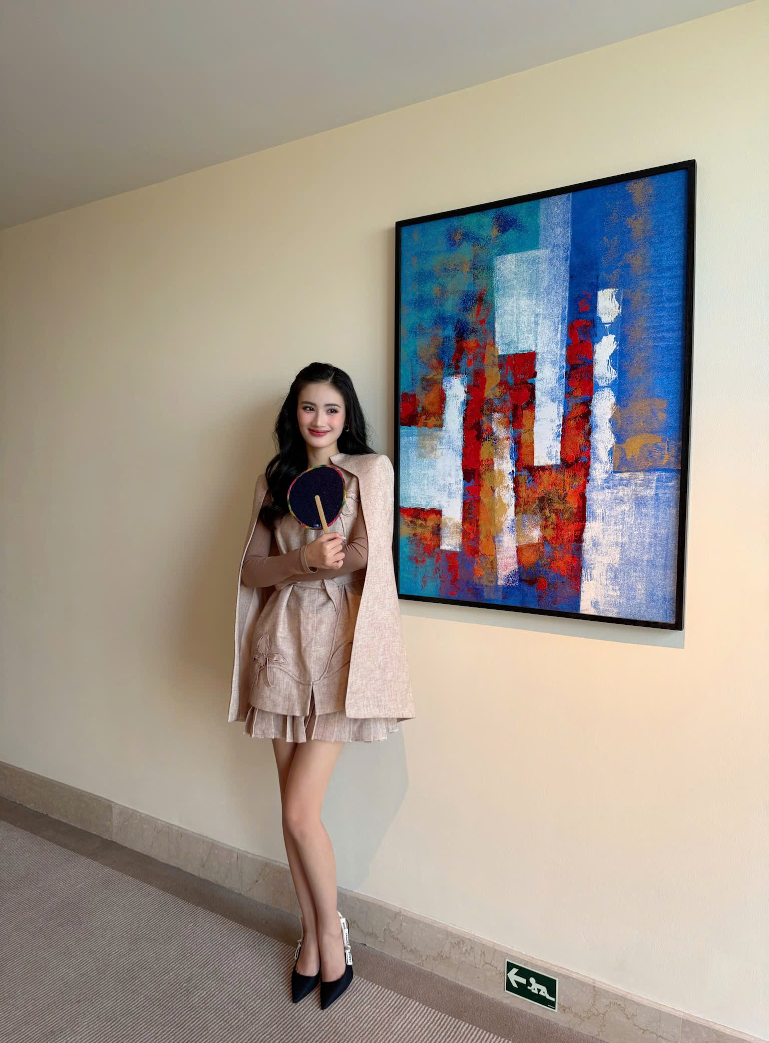 Hoa hậu Ý Nhi mặc trang phục gây