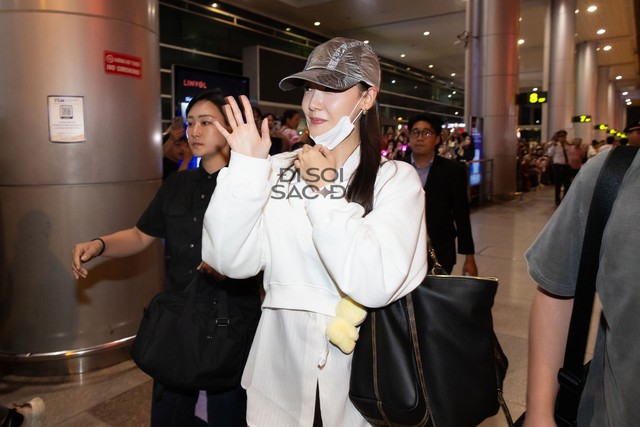 Yoona đây rồi: Đẹp phát sáng chuẩn nữ thần, kéo ngay khẩu trang xuống chào fan Việt sau 6 năm!- Ảnh 7.