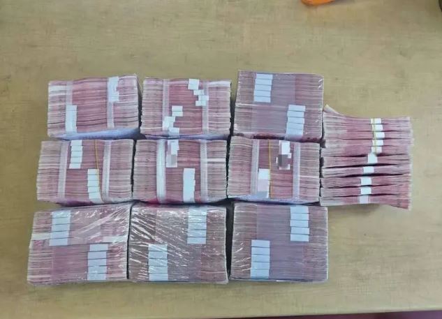 Tịch thu hơn 3,7 tỷ đồng tiền mặt trong chiếc vali của 1 người đàn ông và 340g vàng của 1 người phụ nữ lớn tuổi- Ảnh 1.