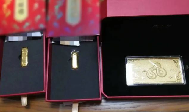 Tịch thu hơn 3,7 tỷ đồng tiền mặt trong chiếc vali của 1 người đàn ông và 340g vàng của 1 người phụ nữ lớn tuổi- Ảnh 3.