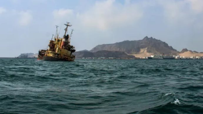 Tàu chở hơn 150 người di cư bị lật, ít nhất 68 người thiệt mạng, 74 người mất tích- Ảnh 1.