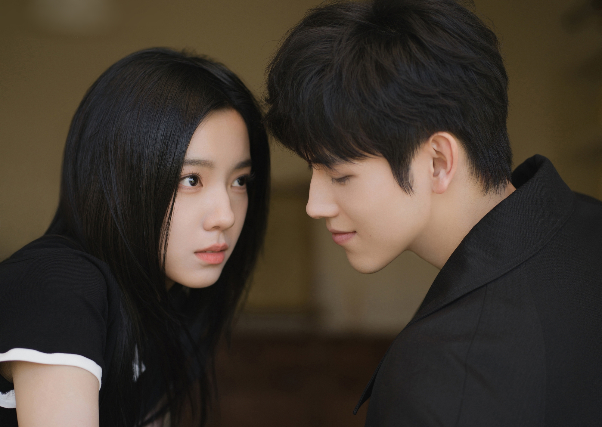 Phim ngôn tình mới chiếu đã bị chê tan nát, cặp chính diễn dở như