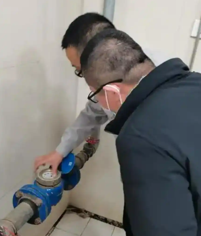 Nhận hóa đơn nước hơn 300 triệu đồng, gia chủ yêu cầu nhân viên đến kiểm tra đồng hồ nước thì phát hiện cảnh tượng khó tin- Ảnh 1.