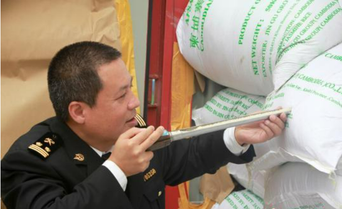 Kiểm tra đột xuất 28 container gạo nhập khẩu, hải quan bắt giữ 7 đối tượng, triệt phá thành công đường dây buôn lậu hơn 2.803 tấn gạo trị giá hơn 104 tỷ đồng- Ảnh 1.