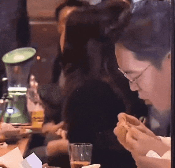 Chủ tịch Samsung và CEO Nvidia đi ăn gà uống bia, sau đó cả 2 cùng viral vì một lý do rất lạ- Ảnh 2. Chủ tịch Samsung và CEO Nvidia đi ăn gà uống bia, sau đó cả 2 cùng viral vì một lý do rất lạ- Ảnh 2.