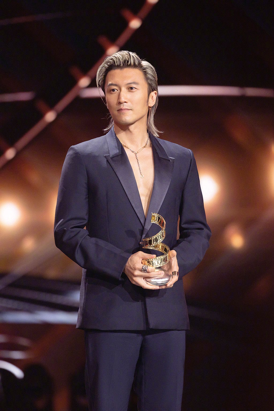 yl126c1-11-1744367862702-17443678628251961652224 "Ông hoàng showbiz" ở ẩn để bán xúc xích, kiếm trên 1.000 tỷ đồng mỗi năm yl126c1 11 1744367862702 17443678628251961652224