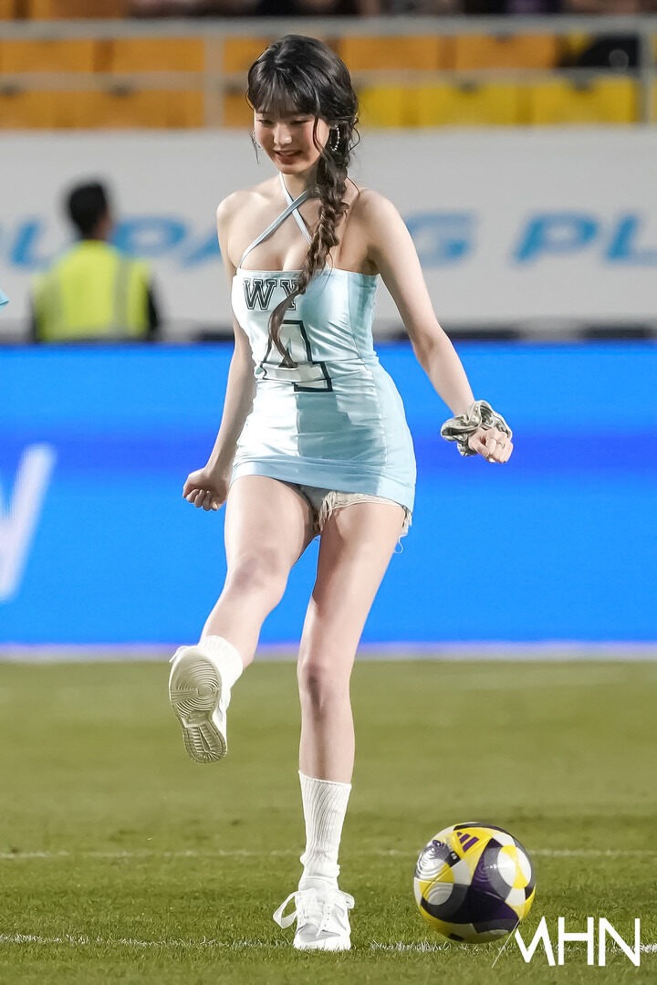 "Công chúa Kpop" Jang Won Young hứng gạch tan nát vì mặc váy bó ngắn cũn cỡn, hóa ra là đồng đội "chỉ điểm" ylkqtm 1753952850160398505002 1753959856091 1753959856349591676148