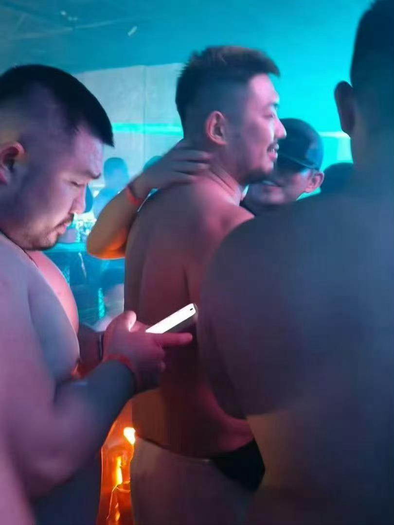 Ảnh đế Yoo Ah In thân mật với trai cởi trần cơ bắp giữa đêm, mối tình với bạn trai đã toang?- Ảnh 1.