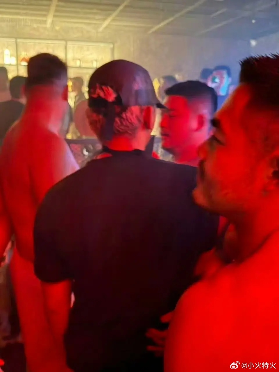 Ảnh đế Yoo Ah In thân mật với trai cởi trần cơ bắp giữa đêm, mối tình với bạn trai đã toang?- Ảnh 2.