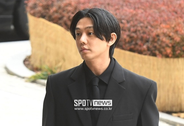 Ảnh đế Yoo Ah In thân mật với trai cởi trần cơ bắp giữa đêm, mối tình với bạn trai đã toang?- Ảnh 6.