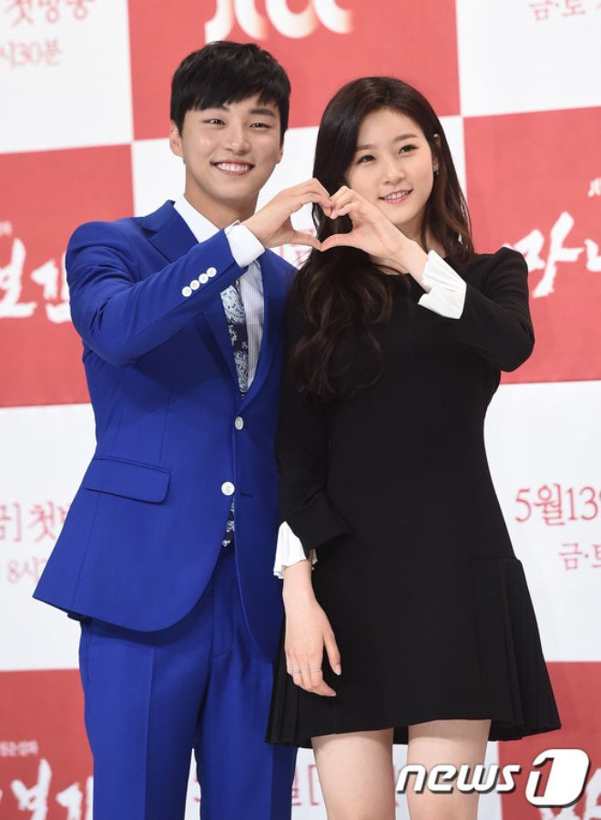 Hot nhất MXH: Video 1 nam diễn viên công khai bảo vệ Kim Sae Ron trước hàng loạt phóng viên- Ảnh 4. Hot nhất MXH: Video 1 nam diễn viên công khai bảo vệ Kim Sae Ron trước hàng loạt phóng viên- Ảnh 4.