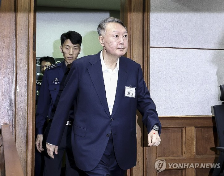 Cựu Tổng thống Hàn Quốc Yoon Suk Yeol ra tòa với bộ dạng tiều tụy- Ảnh 1.