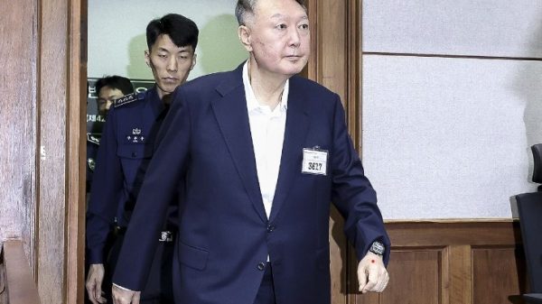 Cựu Tổng thống Hàn Quốc Yoon Suk Yeol ra tòa với bộ dạng tiều tụy 26 Cựu Tổng thống Hàn Quốc Yoon Suk Yeol ra tòa với bộ dạng tiều tụy yoon 1758877104900 17588771051631767415314