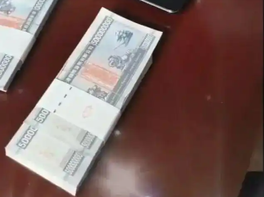 3 cụ già mang 999 tờ tiền có mệnh giá hơn 1.696 tỷ đồng đến ngân hàng gửi tiết kiệm, giao dịch viên nhận tiền nhưng sau đó báo cảnh sát- Ảnh 1.