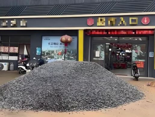 Thấy siêu thị đông khách, chủ mặt bằng tăng giá tiền thuê từ 629 triệu lên 1,6 tỷ đồng/năm, bị từ chối thì đổ đá, cát chặn trước cửa: “Không đồng ý tôi lại đổ thêm”- Ảnh 1.