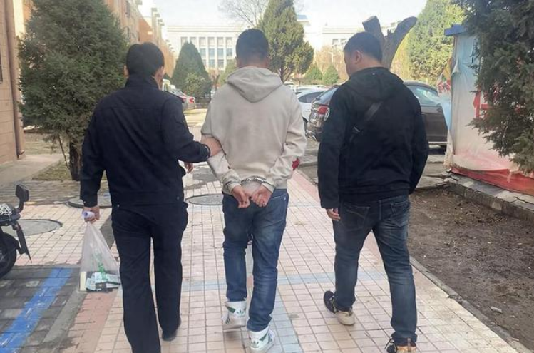 Tịch thu hơn 363 tỷ đồng tiền mặt nằm vương vãi trên gác xép nhà bà cụ nghèo 60 tuổi- Ảnh 2.