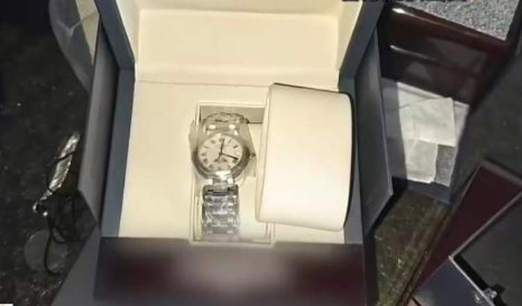 Điện thoại đột ngột rung lên trong đêm, người đàn ông phát hiện tài khoản mất 55 triệu đồng, cảnh sát: “Tiền dùng để mua đồng hồ ở Thái Lan”- Ảnh 2.