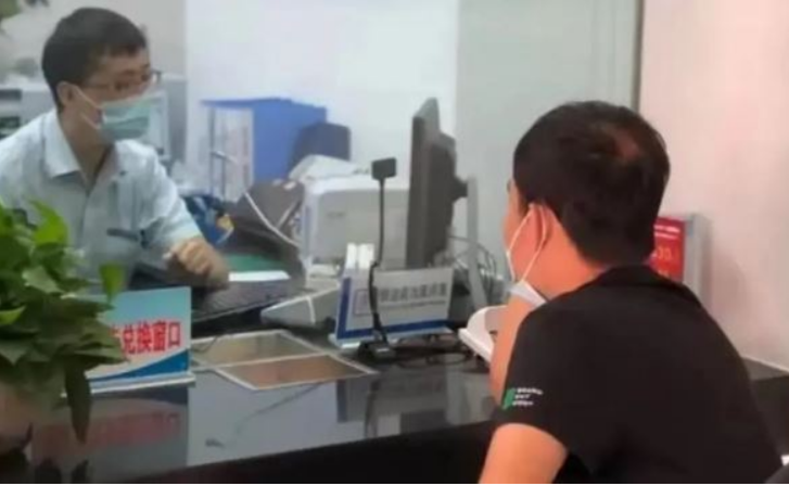 Khách gửi tiết kiệm 1,1 tỷ đồng với mức lãi 288 triệu/năm, 6 tháng sau phát hiện tiền được dùng mua bảo hiểm, còn được thông báo: “Rút trước hạn sẽ bị phạt 65 triệu”- Ảnh 1.