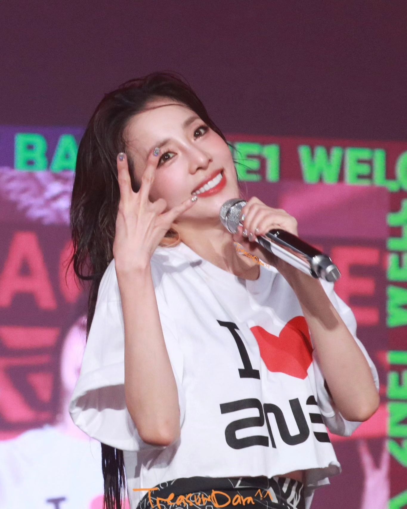 Vừa kể chuyện dụ dỗ trẻ vị thành niên, Dara (2NE1) lại có hành động khiến dân mạng ngơ ngác: