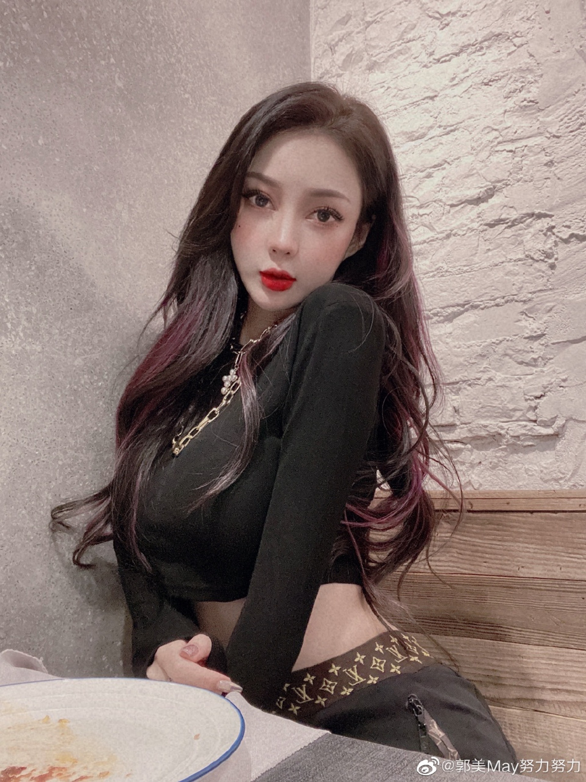 Sao nữ 9X vào tù vì bán thuốc giảm cân chứa chất cấm, bị khui tội bán dâm: