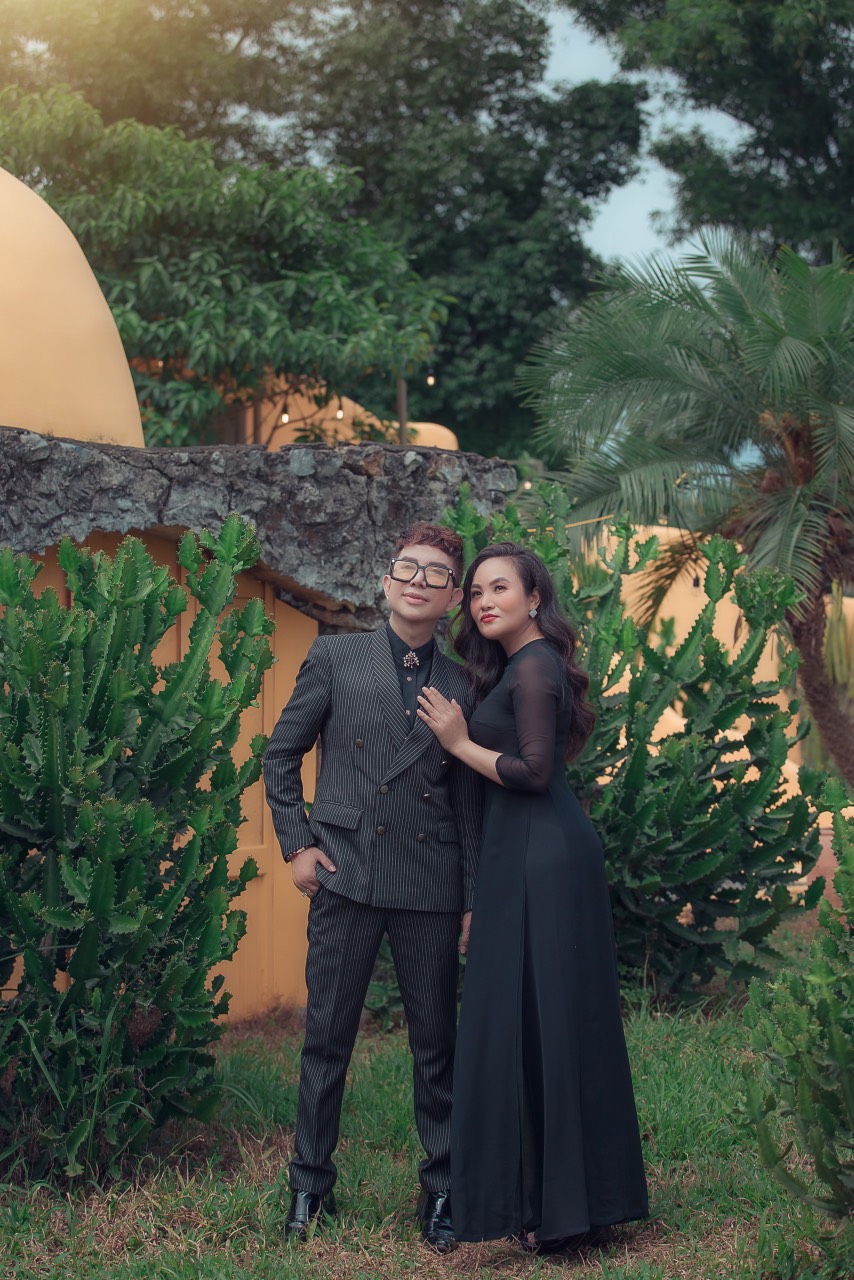 Sao Vbiz lấy vợ Hoa khôi có 4 con nhưng vẫn bị nghi ngờ giới tính, đáp trả sốc khi bị mỉa mai ăn diện như con gái- Ảnh 3. Sao Vbiz lấy vợ Hoa khôi có 4 con nhưng vẫn bị nghi ngờ giới tính, đáp trả sốc khi bị mỉa mai ăn diện như con gái- Ảnh 3.