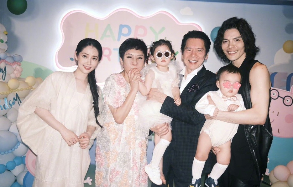 Con trai trùm mafia 3 lần bị mỹ nhân hàng đầu showbiz từ chối, dùng 1001 chiêu và nhờ đến mẹ mới cưới được vợ- Ảnh 4. Con trai trùm mafia 3 lần bị mỹ nhân hàng đầu showbiz từ chối, dùng 1001 chiêu và nhờ đến mẹ mới cưới được vợ- Ảnh 4.