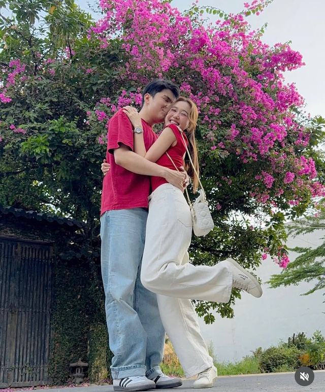 Cặp đôi nhạc sĩ - diễn viên Vbiz khóa môi ngọt ngào hậu xác nhận yêu đương ngay đầu năm mới- Ảnh 3. Cặp đôi nhạc sĩ - diễn viên Vbiz khóa môi ngọt ngào hậu xác nhận yêu đương ngay đầu năm mới- Ảnh 3.