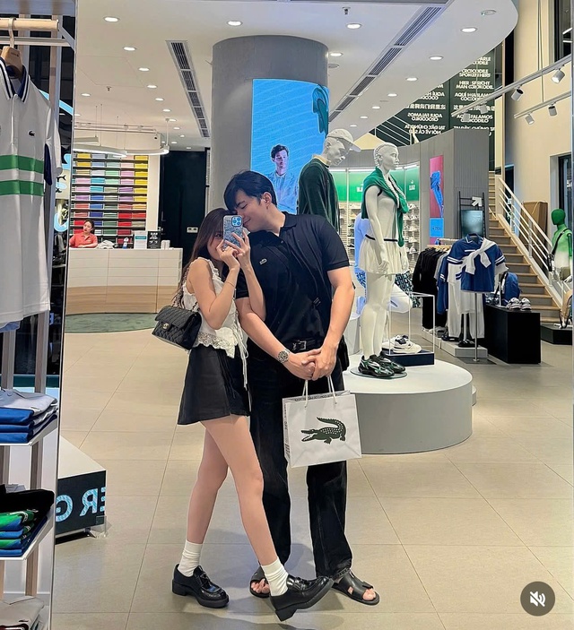 Cặp đôi nhạc sĩ - diễn viên Vbiz khóa môi ngọt ngào hậu xác nhận yêu đương ngay đầu năm mới- Ảnh 4. Cặp đôi nhạc sĩ - diễn viên Vbiz khóa môi ngọt ngào hậu xác nhận yêu đương ngay đầu năm mới- Ảnh 4.