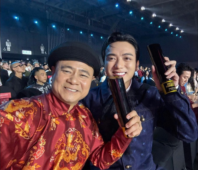 NSND Tự Long đích thị là “chiến thần ngoại giao” của Vbiz: 1 hành động ghi điểm tại WeChoice Awards 2024- Ảnh 3. NSND Tự Long đích thị là “chiến thần ngoại giao” của Vbiz: 1 hành động ghi điểm tại WeChoice Awards 2024- Ảnh 3.