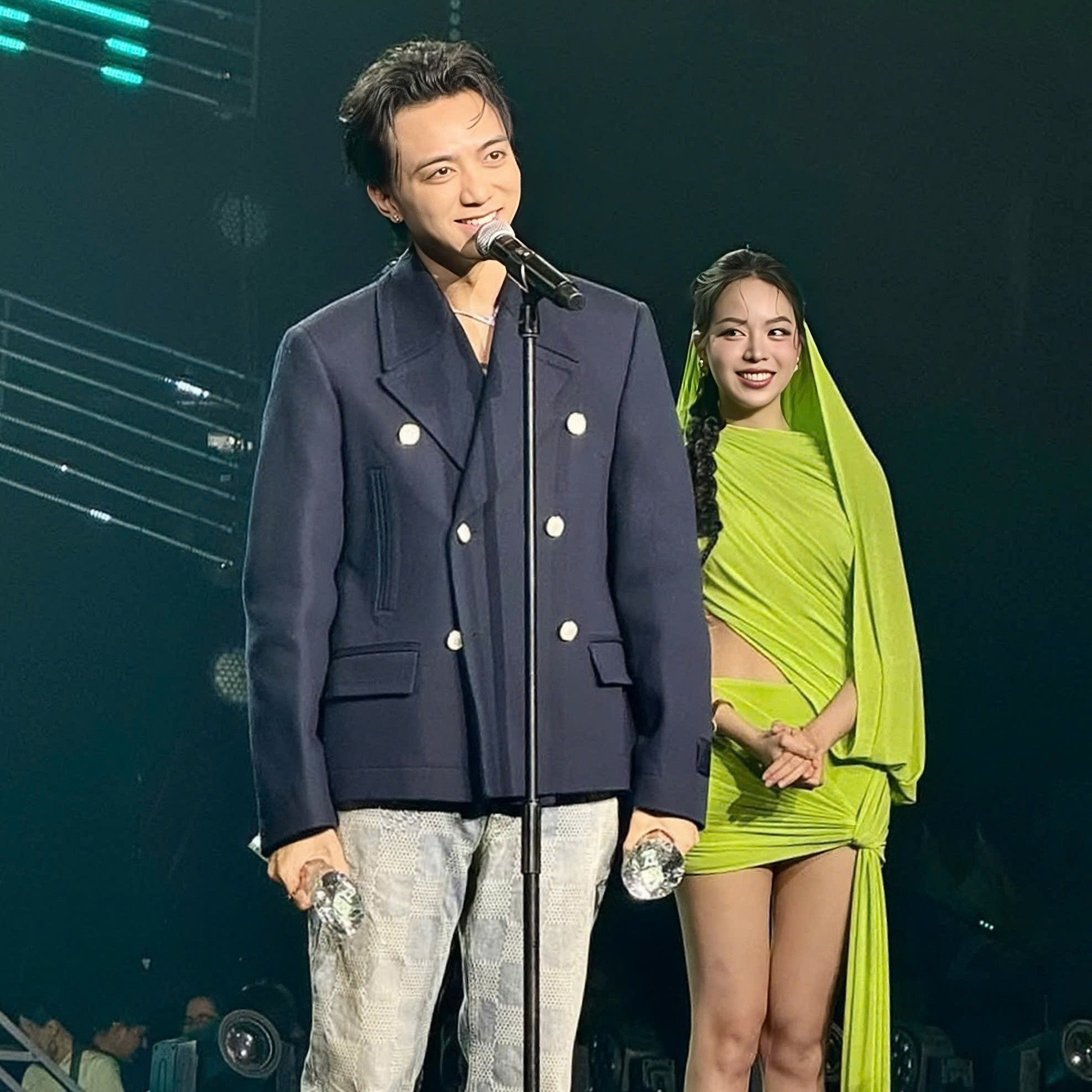 Khoảnh khắc Soobin ghé sát tai Thanh Thủy gây