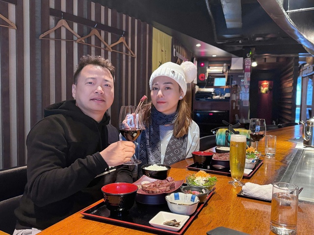 Clip 10 giây hé lộ 1 hành động của Phương Oanh dành cho Shark Bình lúc không ai để ý- Ảnh 1. Clip 10 giây hé lộ 1 hành động của Phương Oanh dành cho Shark Bình lúc không ai để ý- Ảnh 1.