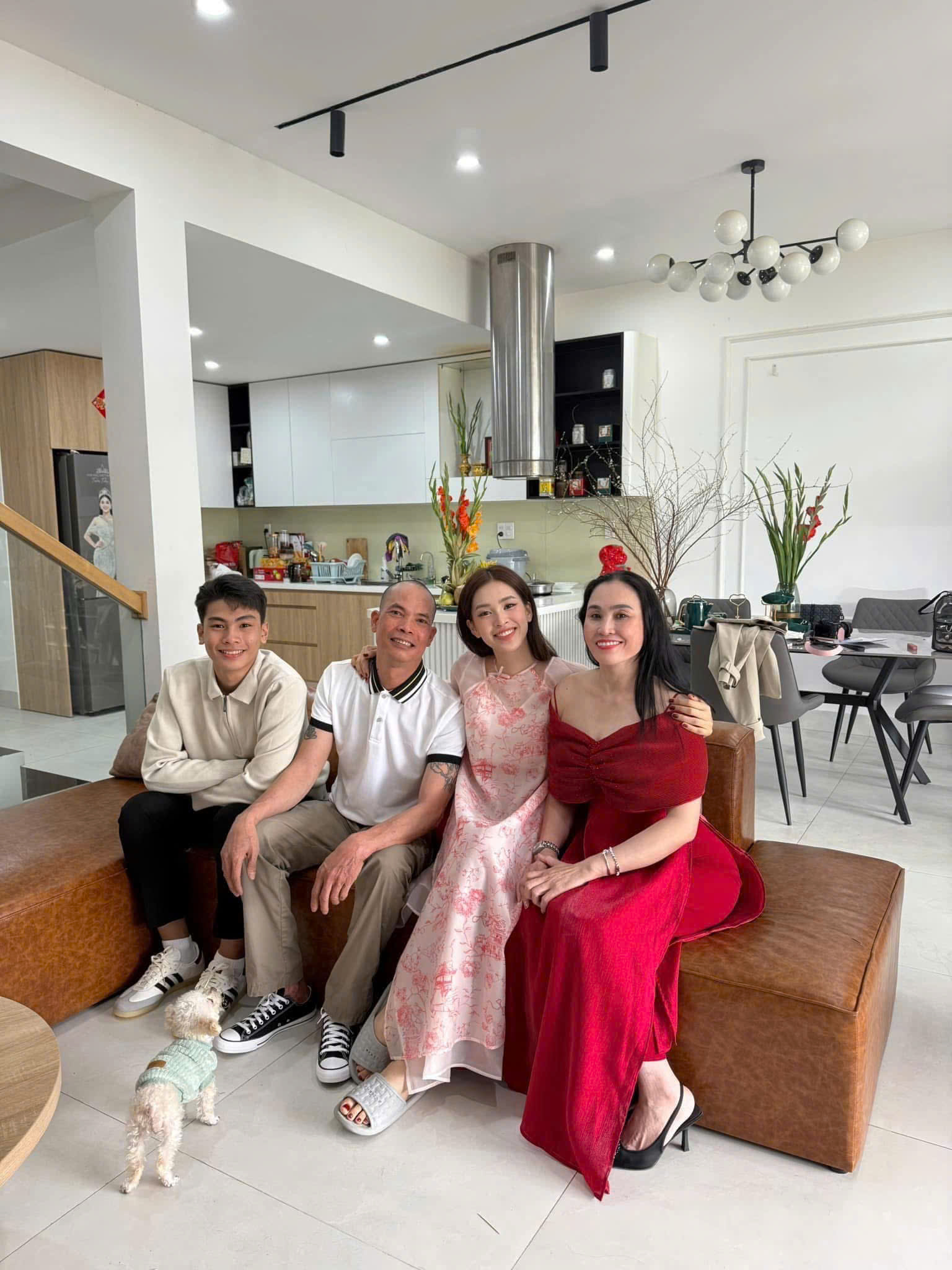 Vũ trụ mỹ nhân Việt nhập đường đua mùng 1 Tết: Thùy Tiên - Thanh Thủy đọ sắc bất phân thắng bại- Ảnh 4. Vũ trụ mỹ nhân Việt nhập đường đua mùng 1 Tết: Thùy Tiên - Thanh Thủy đọ sắc bất phân thắng bại- Ảnh 4.