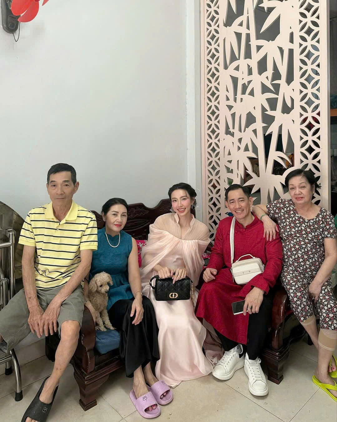 Vũ trụ mỹ nhân Việt nhập đường đua mùng 1 Tết: Thùy Tiên - Thanh Thủy đọ sắc bất phân thắng bại- Ảnh 2. Vũ trụ mỹ nhân Việt nhập đường đua mùng 1 Tết: Thùy Tiên - Thanh Thủy đọ sắc bất phân thắng bại- Ảnh 2.