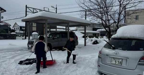 Tuyết rơi dày kỷ lục, người Việt tại Nhật Bản mất 40 phút cào tuyết đi làm z6308153555506cb5fa3cb9408ce23a381421cd4b55713 21373645 1739345542028 1739345544494466043076 235 0 685 720 crop 1739345590044130462065jpg