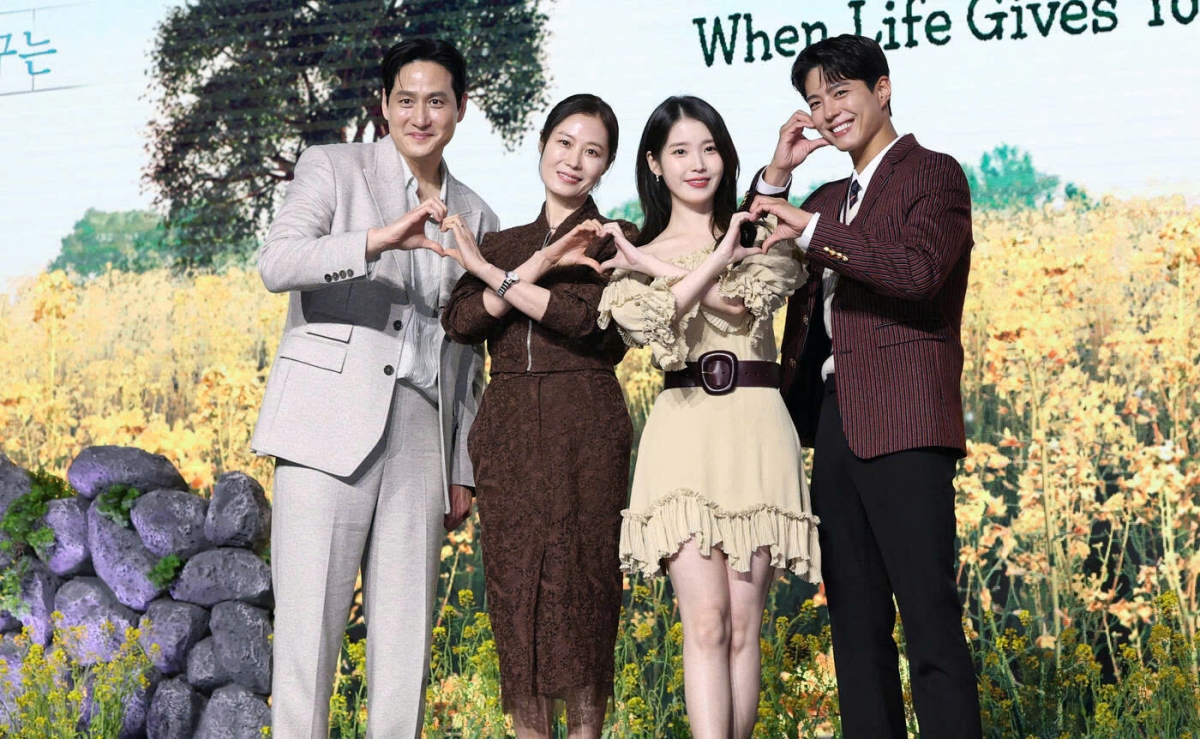 Ngắm nhìn sắc vóc của nữ chính IU trong “Khi cuộc đời cho bạn quả quýt”- Ảnh 6.