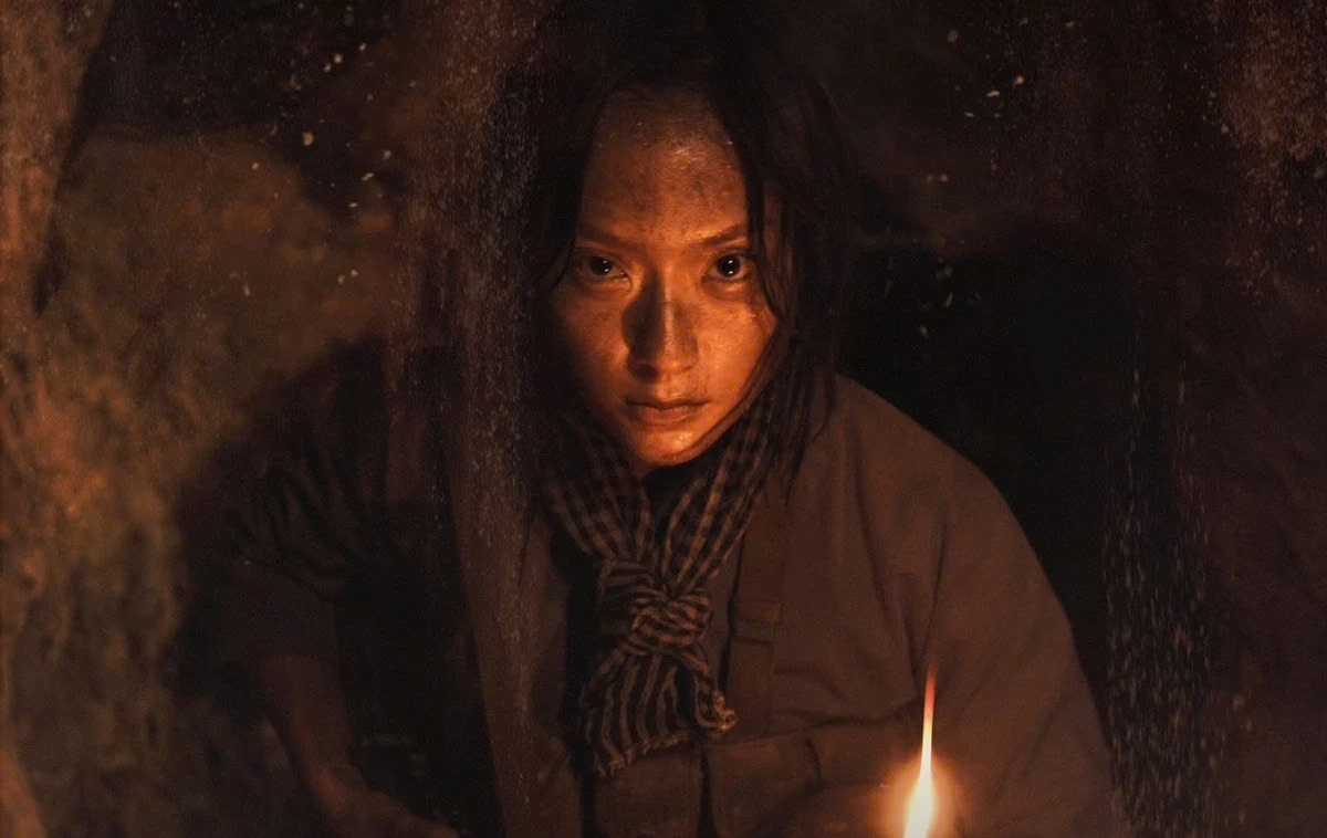 Nhan sắc mỹ nhân Việt này lạ lắm: Ngoài đời vừa đẹp vừa sang, lên phim xấu đến mức khó ai nhận ra- Ảnh 1.