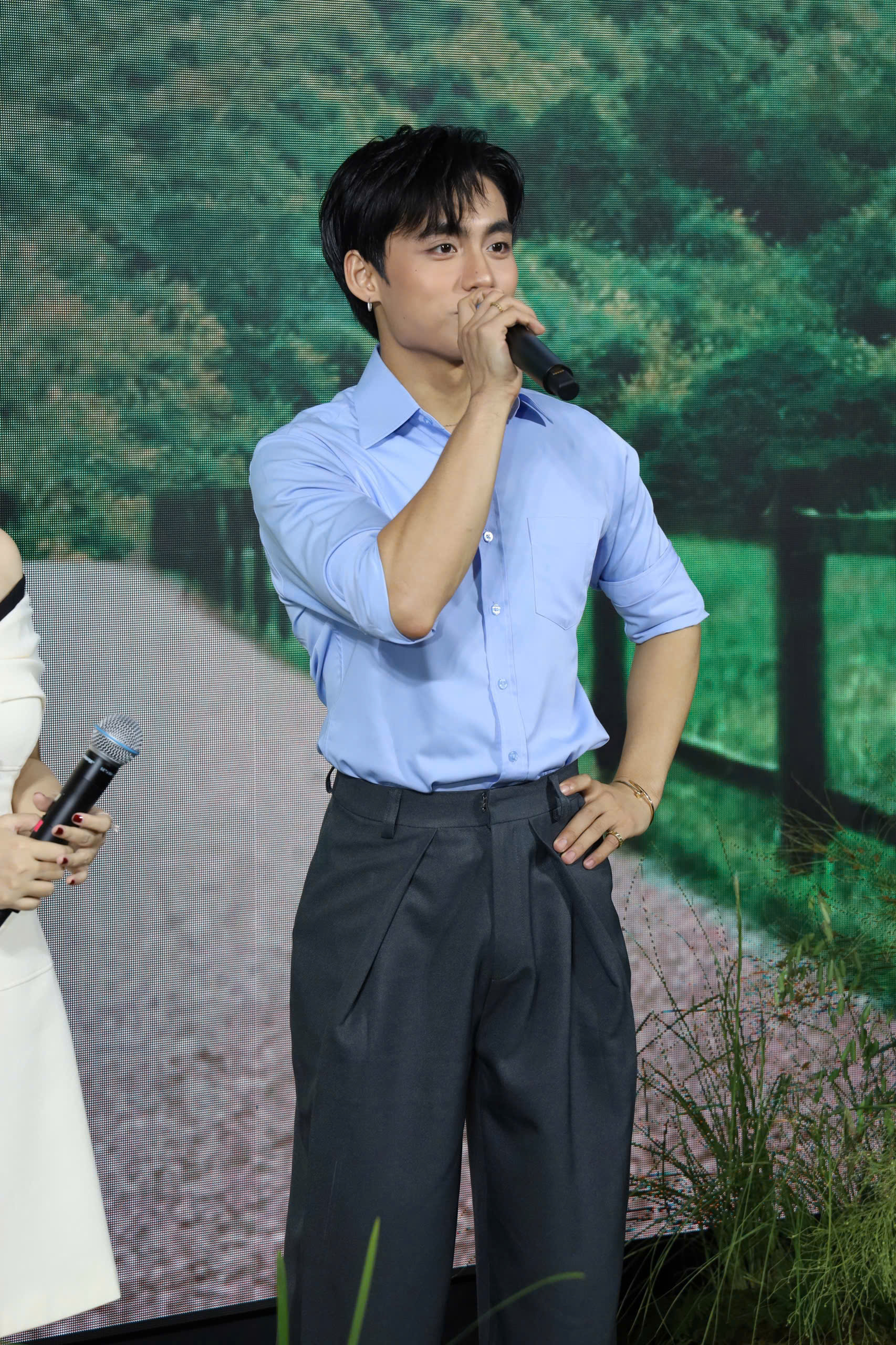 Sao nam Vbiz gây sốt bởi bàn tay tinh tế, nhìn phản ứng của Hòa Minzy là đủ hiểu- Ảnh 9.