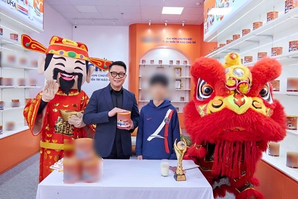 BTV Quang Minh tham gia quảng cáo nhiều dòng sữa bột.