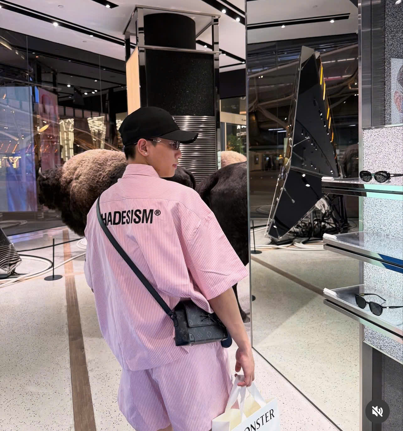 Vợ chồng genZ kín tiếng Vbiz bị tóm du lịch Thái Lan: Giữ quy tắc