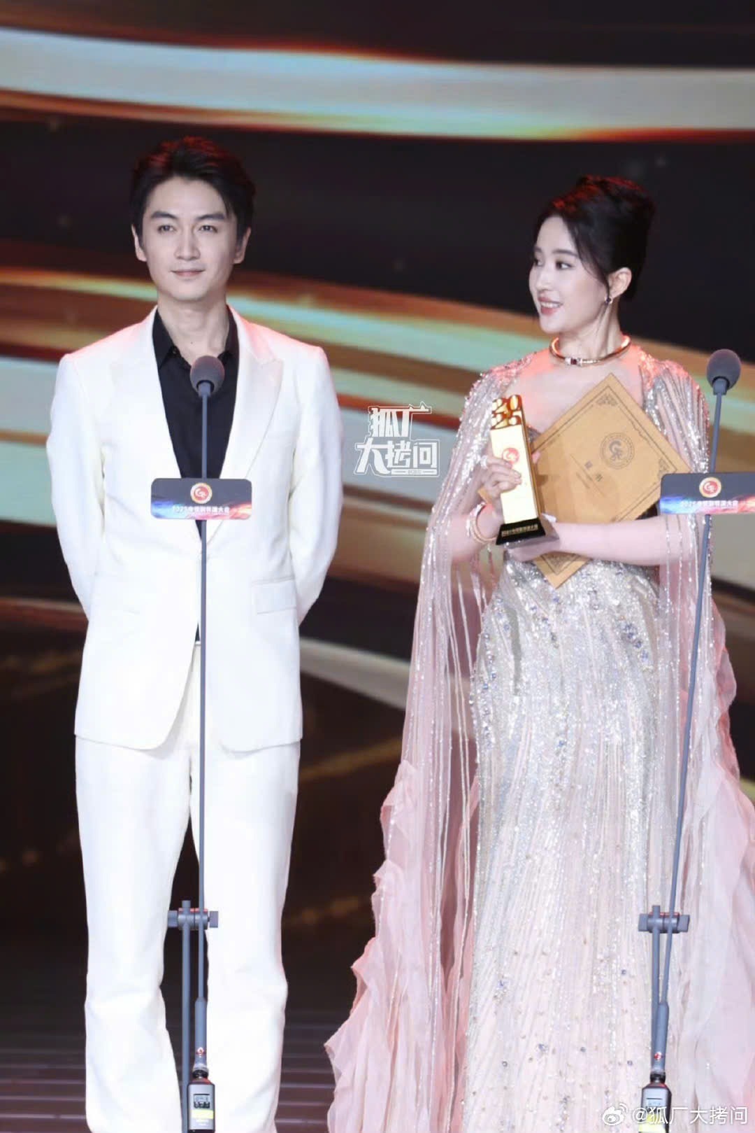 Báo Trung: Người yêu đồng giới của Lưu Diệc Phi lộ diện, hóa ra Song Seung Hun chỉ là