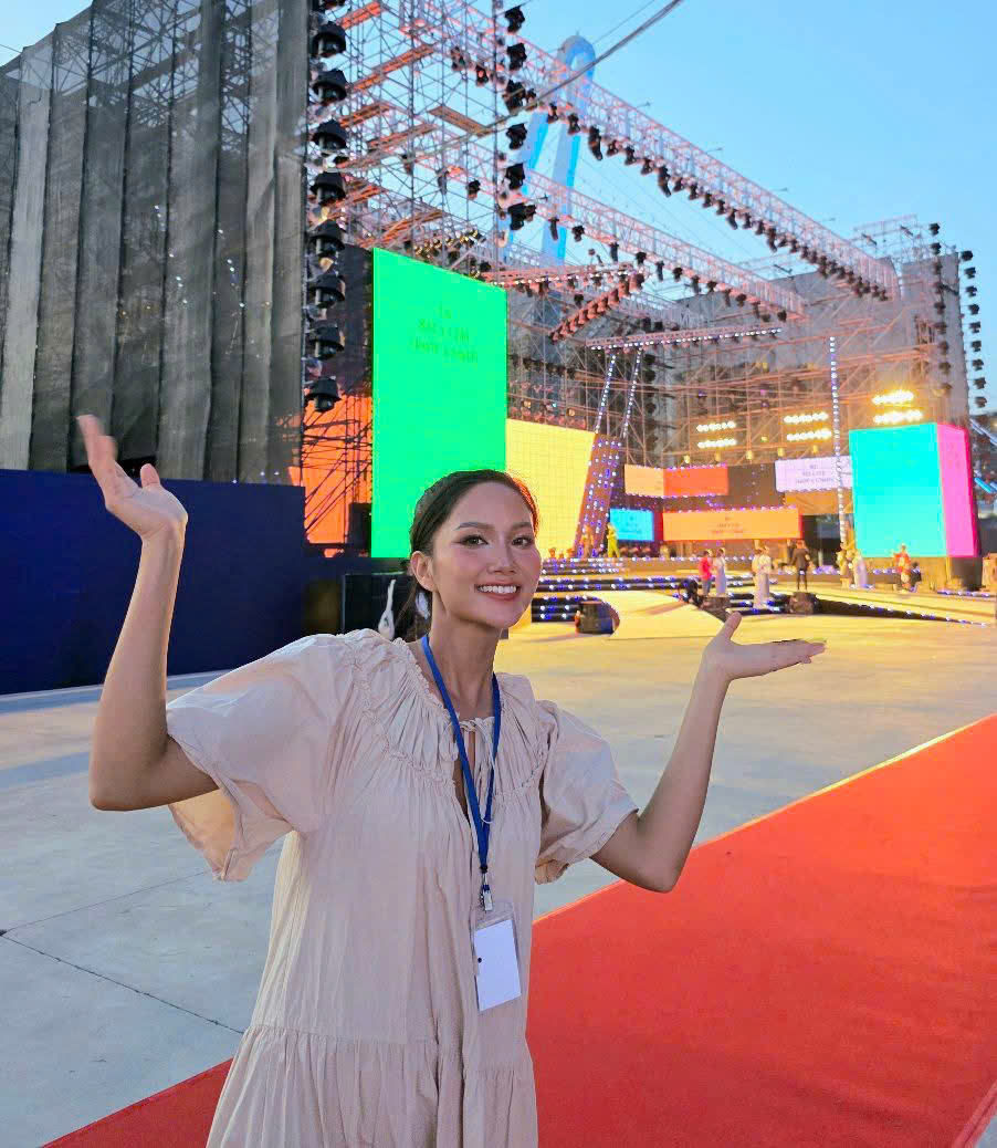 Hoa hậu Việt nay lạ lắm: Né câu hỏi về bầu bí nhưng đăng ảnh tự tố cáo tất cả!- Ảnh 3. Hoa hậu Việt nay lạ lắm: Né câu hỏi về bầu bí nhưng đăng ảnh tự tố cáo tất cả!- Ảnh 3.