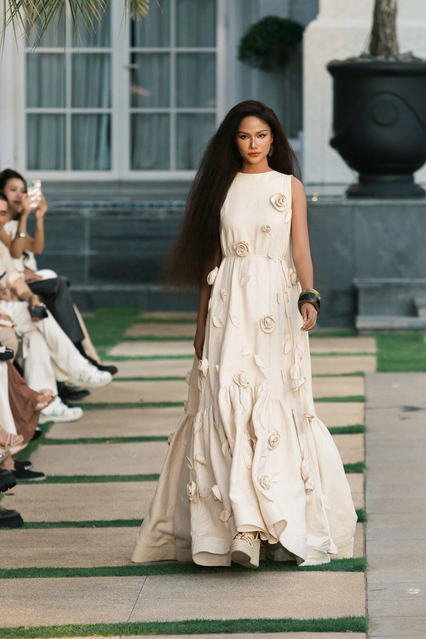 Hoa hậu Việt nay lạ lắm: Né câu hỏi về bầu bí nhưng đăng ảnh tự tố cáo tất cả!- Ảnh 2. Hoa hậu Việt nay lạ lắm: Né câu hỏi về bầu bí nhưng đăng ảnh tự tố cáo tất cả!- Ảnh 2.